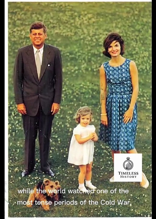 Circa October 1962, while the world watched one of the most tense periods of the Cold War, a quieter story unfolded inside the White House that revealed the remarkable partnership between President John F. Kennedy and First Lady Jacqueline Kennedy. Even d