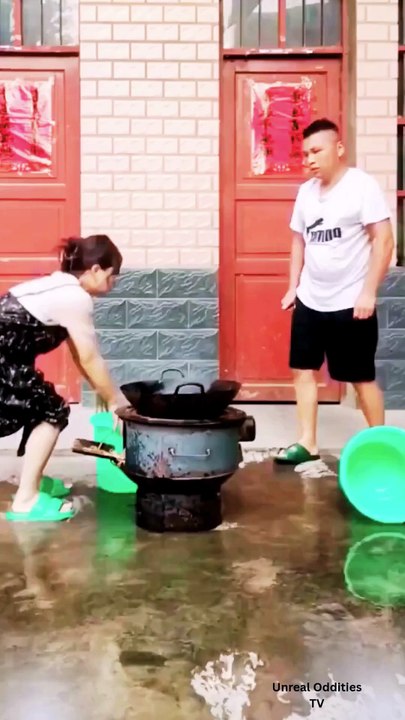 Husband Ruins Wife’s Cooking with a Water Prank! 😂 Epic Kitchen Fail