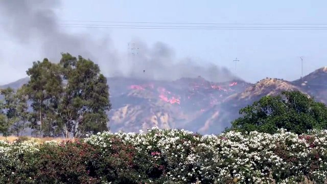Helicópteros y brigadas forestales combaten un incendio declarado junto al antiguo matadero de Lorca