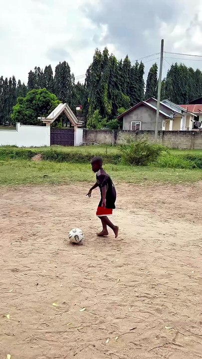 Come on, I'll teach you how to score goals when playing football. Learn this little brother's trick.