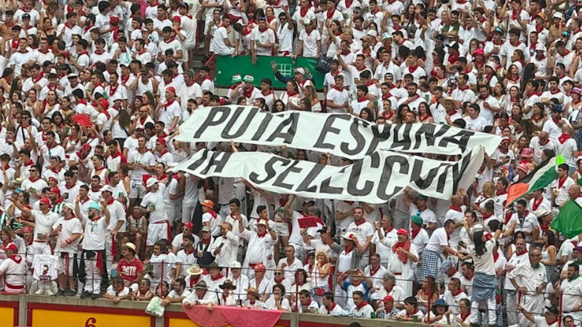 Gritos de  "Que viva España" y "Yo soy español" para responder a las pancartas de "Puta España y puta selección" en la plaza de toros de Pamplona