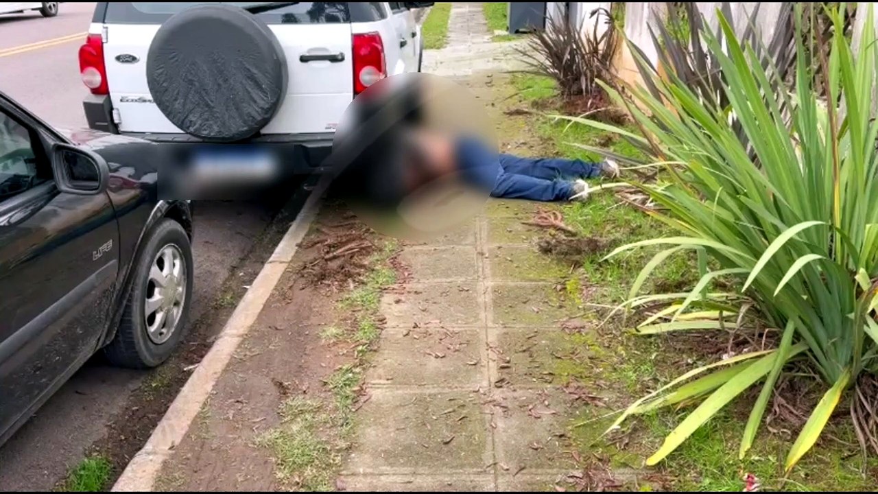 Veja vídeo! Carro bate contra árvore, pega fogo e motorista é encontrado em local inusitado no Santo Inácio