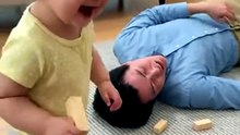 Bebe fofa rindo do pai