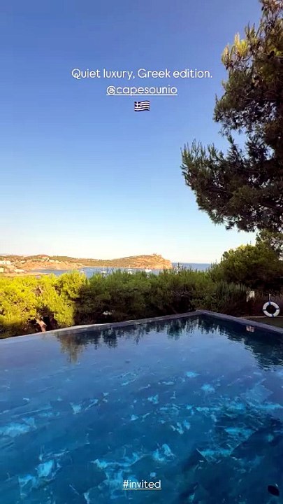 Η Αθηνά Οικονομάκου στο Σούνιο με τα παιδιά της