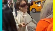 Danna atiende a sus fans en su llegada a la CDMX tras viaje a París