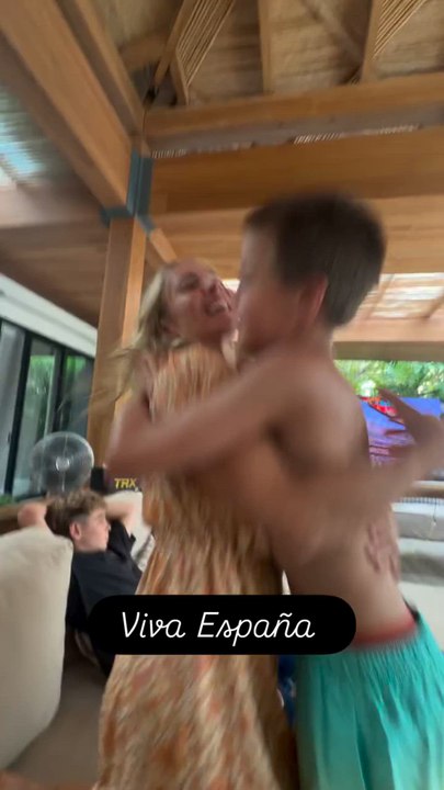 Elsa Pataky y su hijo se vuelven locos con el gol de Mikel Merino a Bélgica
