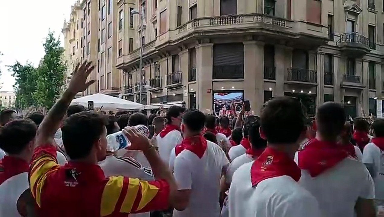 Miles de personas tararean el himno de España en San Fermín después de que Asiron les dejara sin pantallas para ver el fútbol