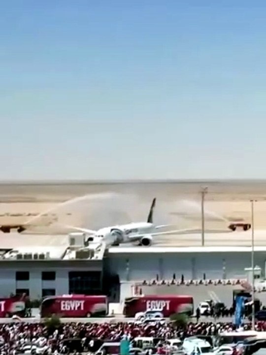 Héros nationaux ! Des milliers de supporters accueillent l’équipe d’Égypte à l’aéroport du Caire