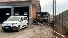 Incendio di un autobus Seta a Castelnovo Sotto, le immagini del rogo