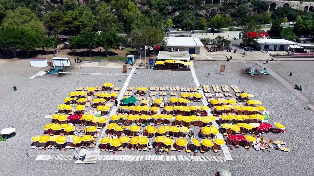 Antalya'da sıcaktan bunalanlar Konyaaltı Sahili'ne akın etti