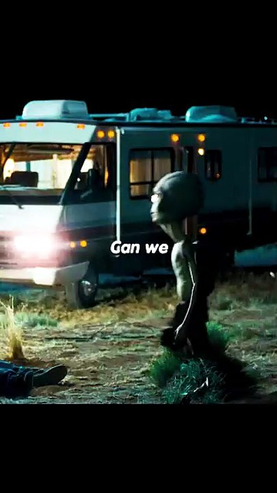 They met an alien in the desert.👽🛣