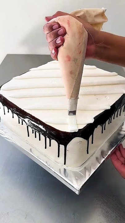 Satisfying Strawberry Jam Grid Piping on Square Cake 🍓🍫