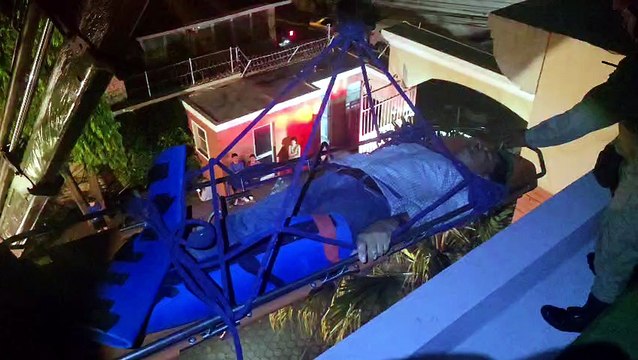 Bomberos rescatan a hombre lesionado en la parte alta de una vivienda