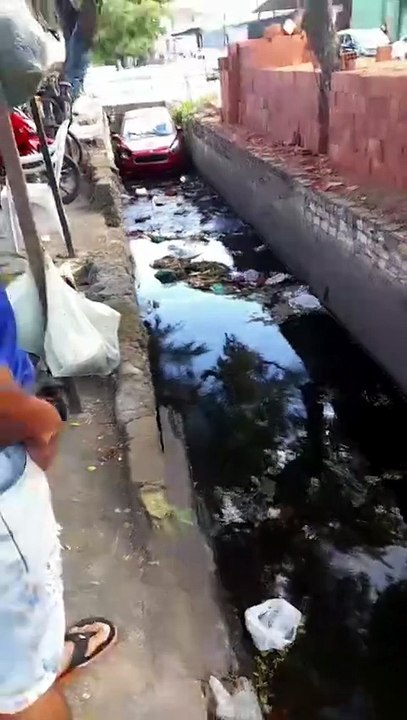 Motorista escapa após carro cair em córrego durante tentativa de assalto