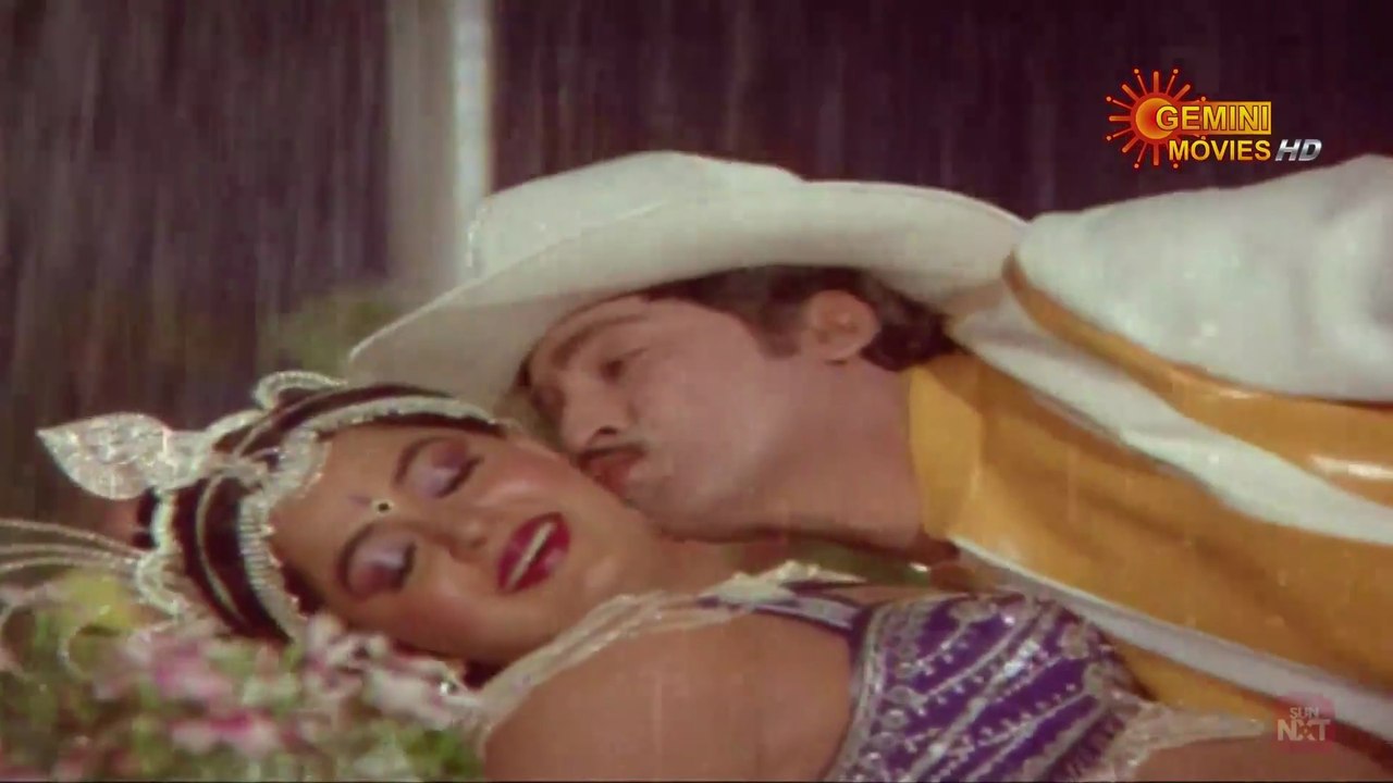 Radha Hot Song1 from Dorikithe Dongalu