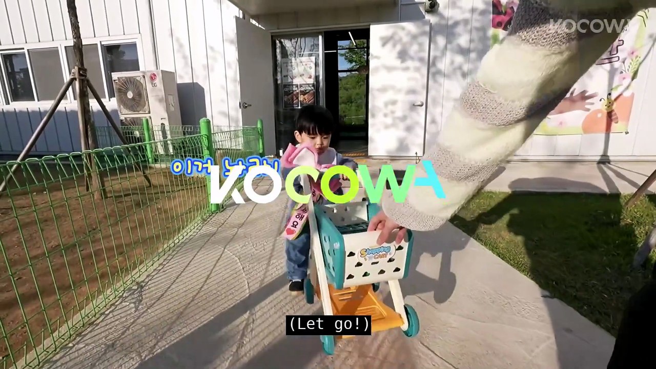 TXT Chases Yu Jun for the Perfect Family Photo TXT’s Parenting Diary EP11 KOCOWA+