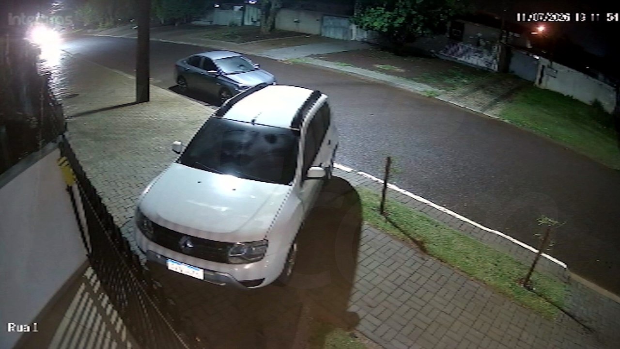 Vídeo: Corsa atinge Cruze estacionado no bairro 14 de Novembro