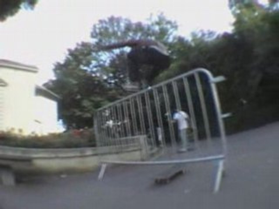 Harry en hippy jump par dessus une barrière de CRS