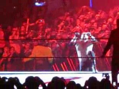 Entrada Kane Arena Santiago WWE Raw 2-7-08