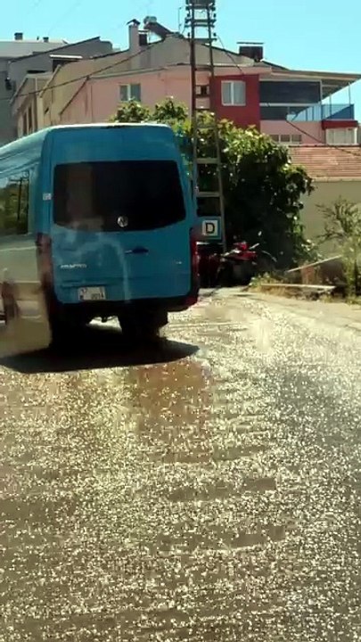 Sinop'ta rögar taştı, atık su caddeye yayıldı