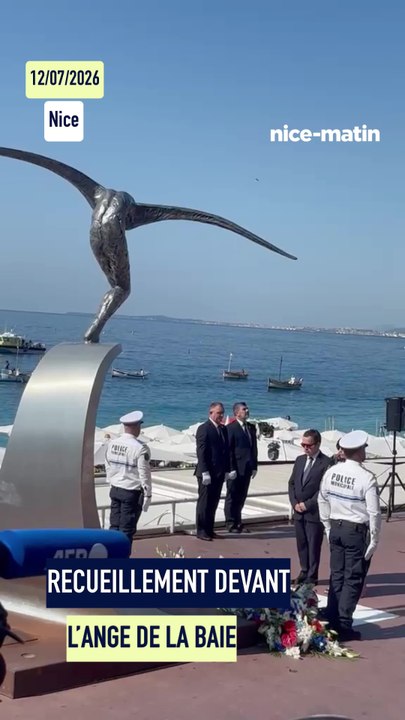 Marche participative du 14 juillet 3 : le cortège s’arrête devant l’Ange de la baie
