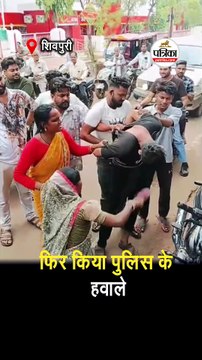 कोतवाली के बाहर युवक की चप्पलों से कुटाई