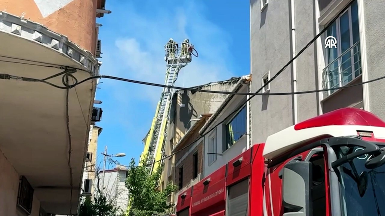 Avcılar'da 4 katlı binada çıkan yangın hasara neden oldu