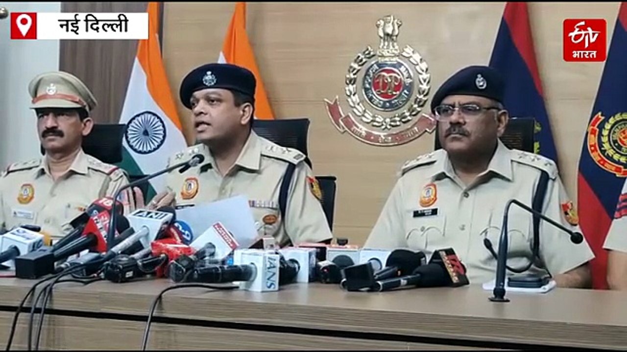 दिल्ली पुलिस को दो बड़े मामलों में सफलता, 5 लाख की लूट की साजिश का पर्दाफाश, वाहन चोर गिरोह से 12 कार बरामद
