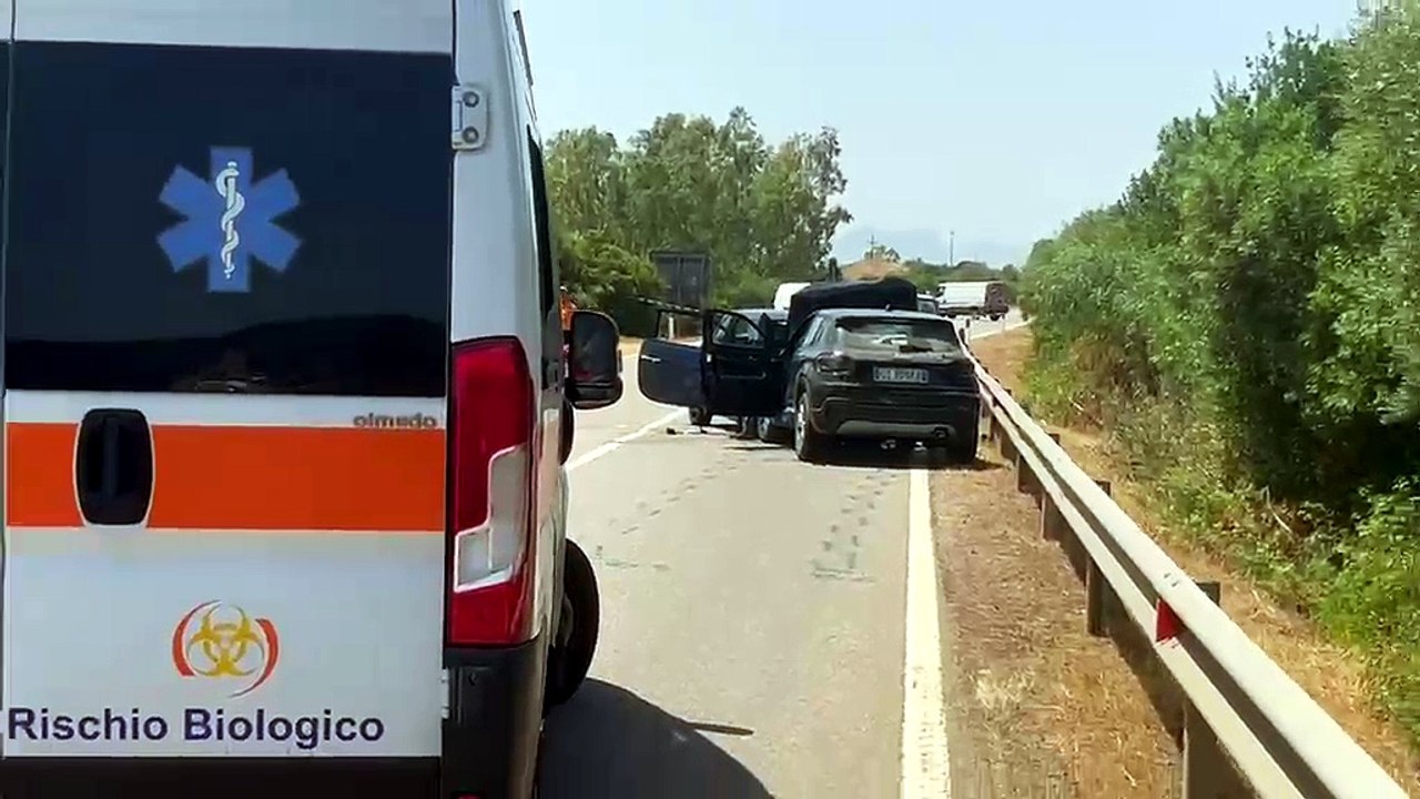Due giovani morti nello scontro frontale, l'incidente provocato da un salto di corsia improvviso - La ricostruzione