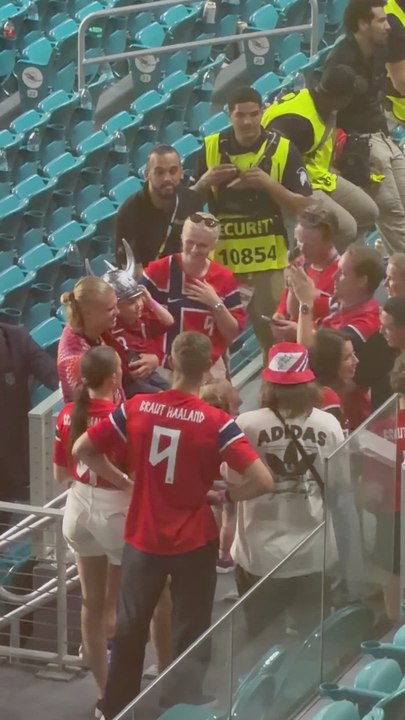 This is what Haaland did inmidiatly after Norway elimination: it's a leader because of things like this