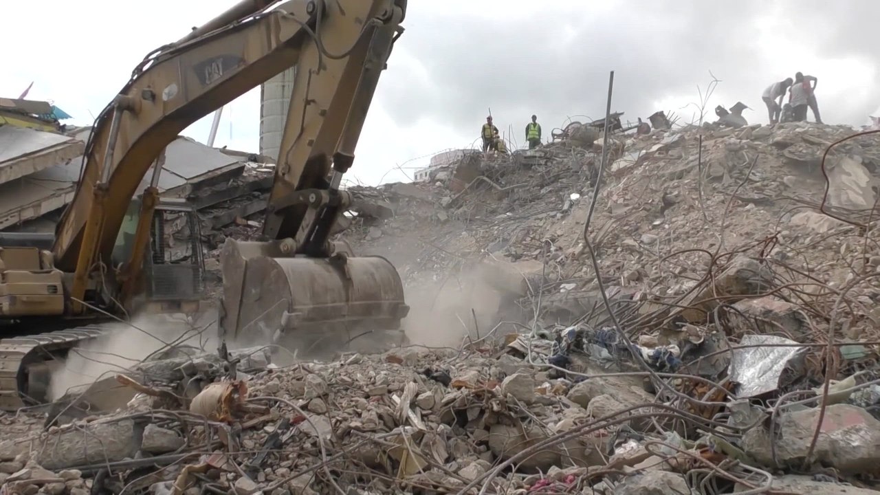 Los equipos de rescate voluntarios siguen remov...