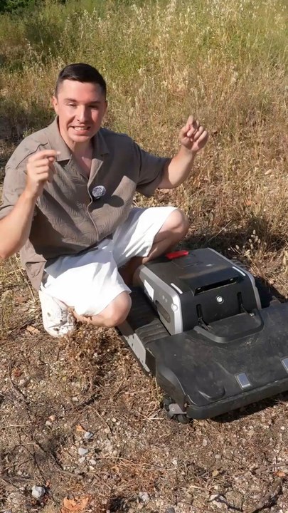 J'ai lâché ce robot tondeuse sur le PIRE terrain possible, avec des herbes de plus d'1m !Franchement je pensais qu'il bloquerait au bout de 2 minutes…Dis moi ce que tu en penses 👇#Lymow #RobotTondeuse #TondeuseRobot #Jardinage #Pelouse