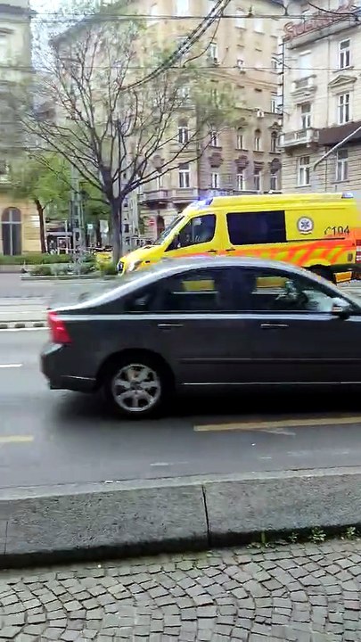 Hungarian Ambulance Responding