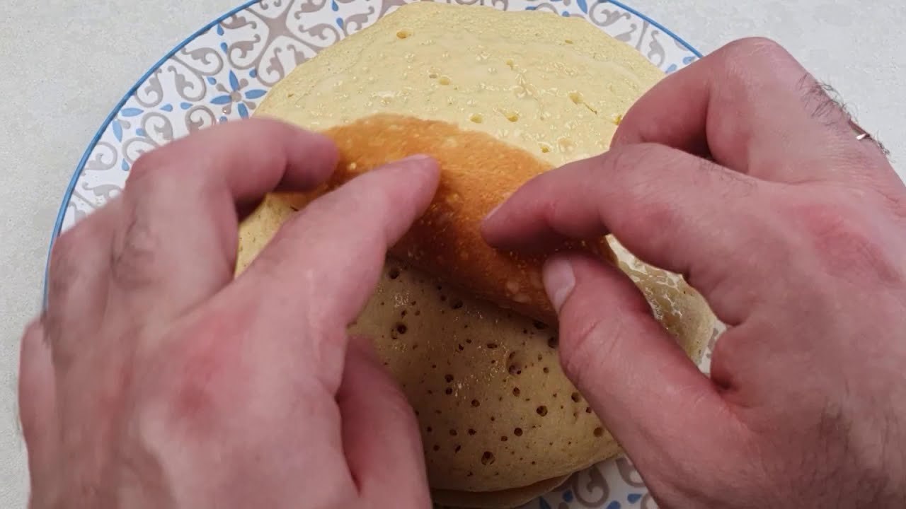 Billiges und reichhaltiges Frühstück auf dem Tisch, poröse Pfannkuchen , Grießmehl und Wasser!