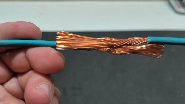 Como fazer uma emenda elétrica perfeita