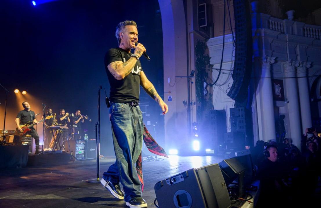 ロビー・ウィリアムス、スペインの路上で即興ライブ
