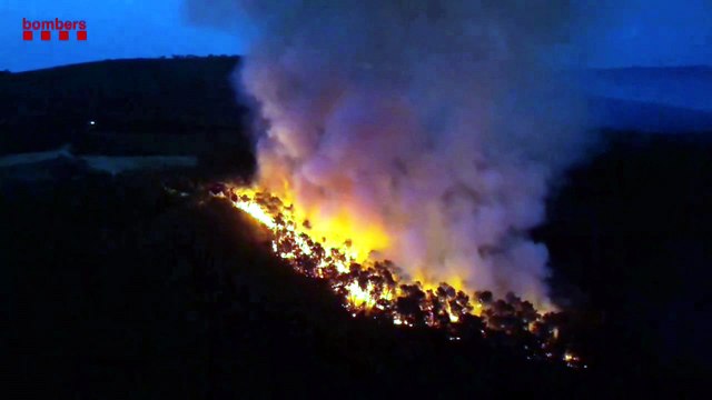 Ordenan la evacuación de cuatro urbanizaciones de Querol por el incendio de Aiguamúrcia