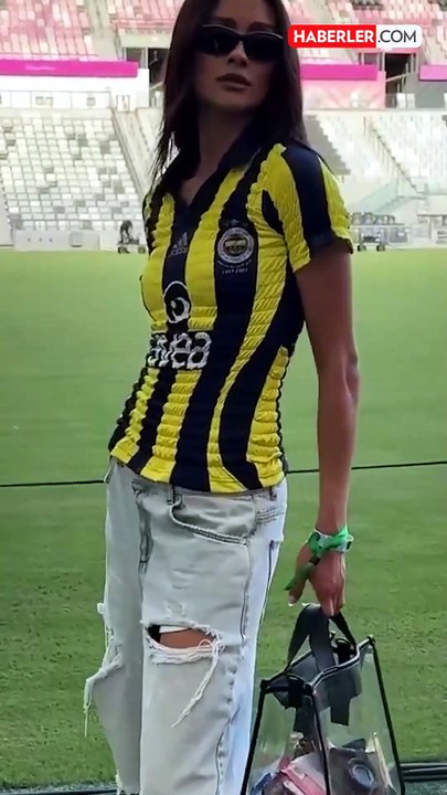 Dünyaca ünlü oyuncu Shay Mitchell, Fenerbahçe formalı pozlarıyla gündem oldu