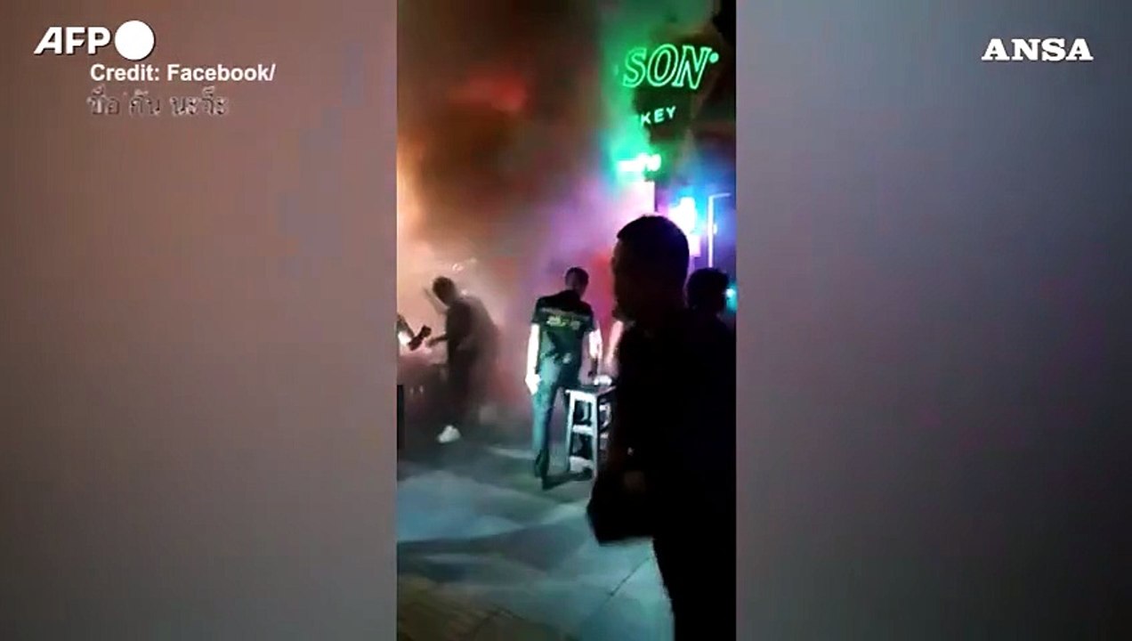 Almeno 27 morti in un incendio che ha devastato un pub a Bangkok