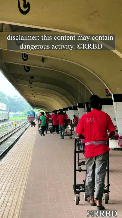 Station rush hour! 🏃‍♂️📦