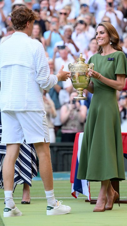 Kate Middleton hace entrega del trofeo de Wimbledon 2026 a Sinner