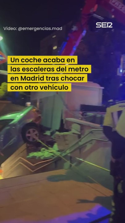Un coche acaba en las escaleras del metro en Madrid tras chocar con otro vehículo