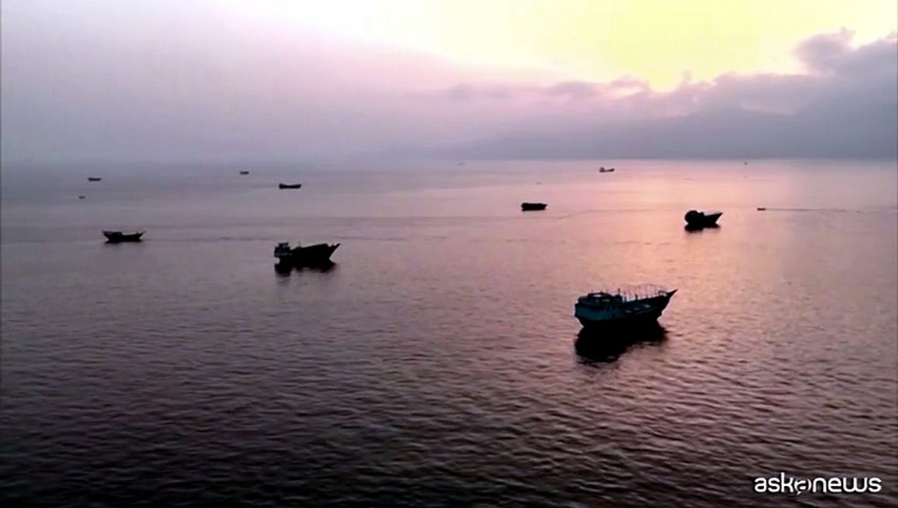 Tensione su Hormuz, nuovi raid americani sull'Iran