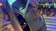 Un coche acaba estampado contra las escaleras de la estación de metro de Begoña (Madrid)