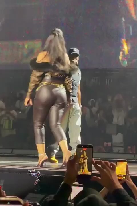 Rihanna au concert de Jay-Z : « Vous savez que je suis un peu rouillée, hein ? Ça fait longtemps. Vous me suivez ? » ❤