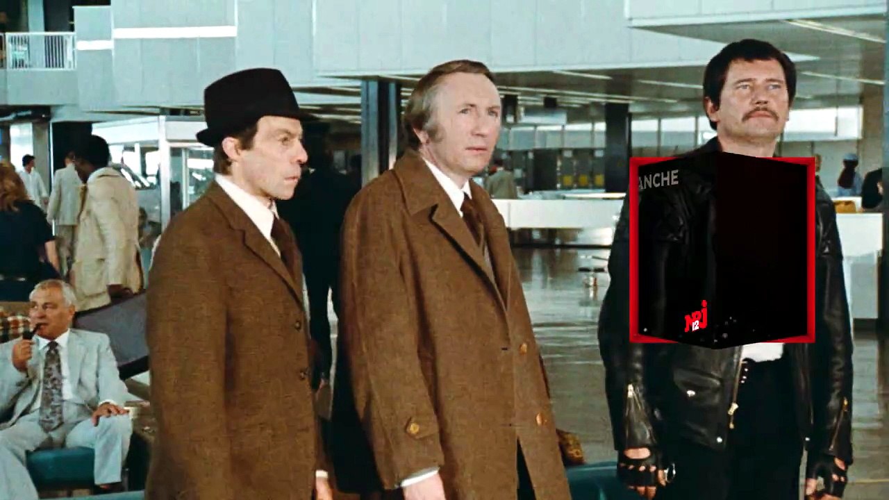 Le grand blond avec une chaussure noire