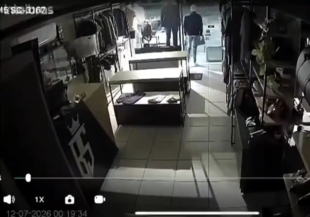 Câmera de segurança flagra momento em que carro invade loja de roupas na Mangabeiras