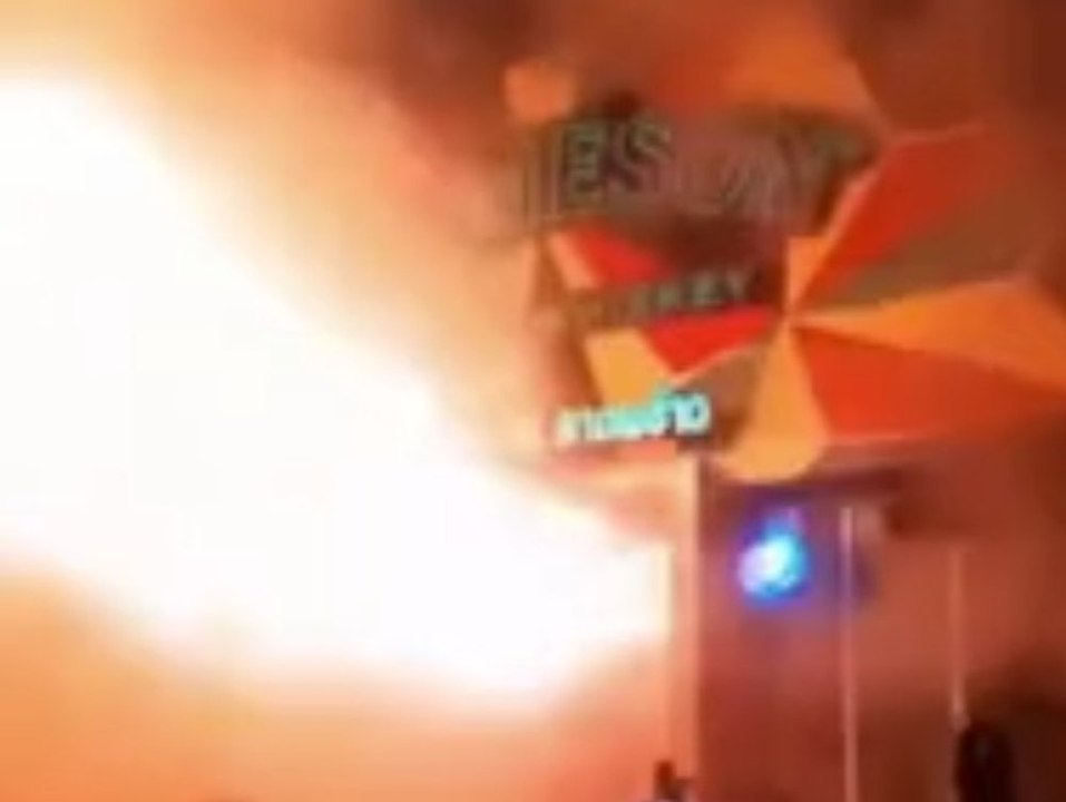 Feuerfontäne schießt auf die Straße: Brand verwüstet Bar