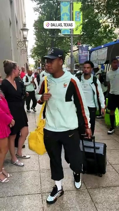 La Francia arriva a Dallas: bagno di folla e applausi per i Bleus