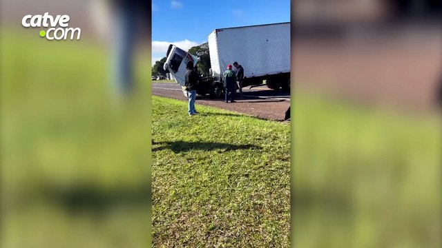 Acidente entre carro e caminhão interdita parcialmente a BR-277